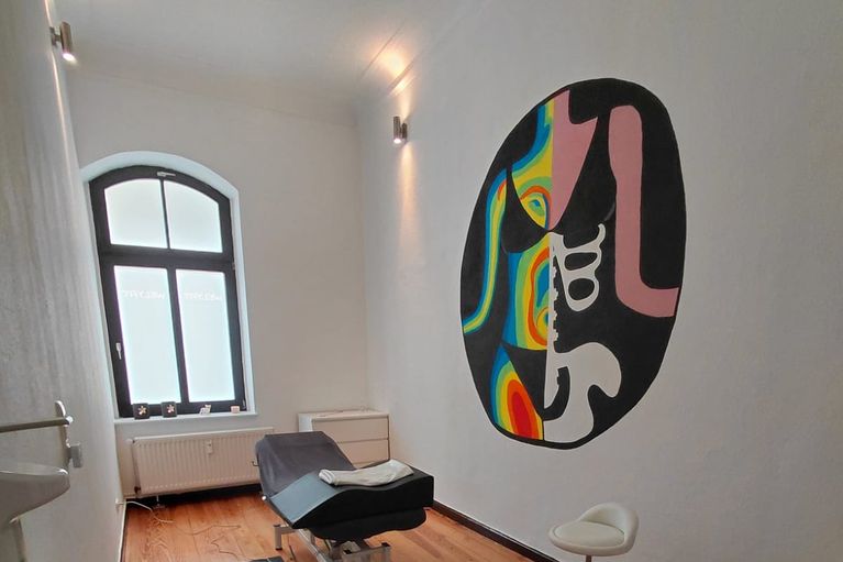 Therapeutin für Lymphdrainage am Bein durch