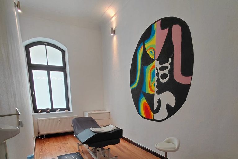 Therapeutin für Lymphdrainage am Bein durch